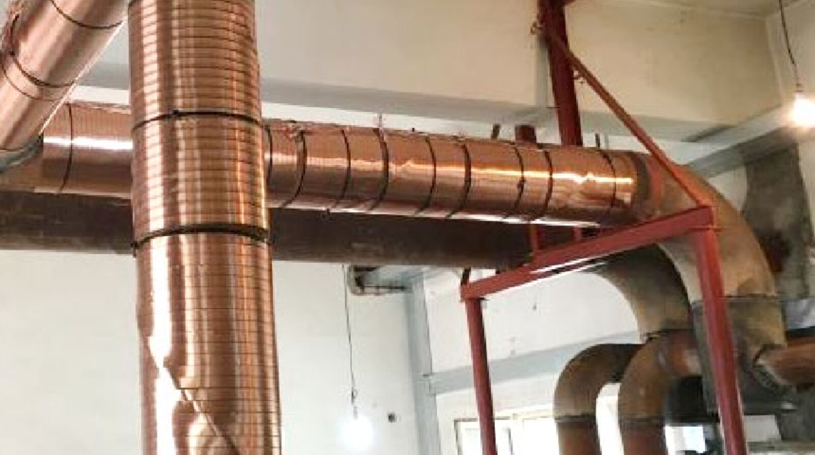 Kupferleitungen mit Vulcan-Installation in einer Industriehalle