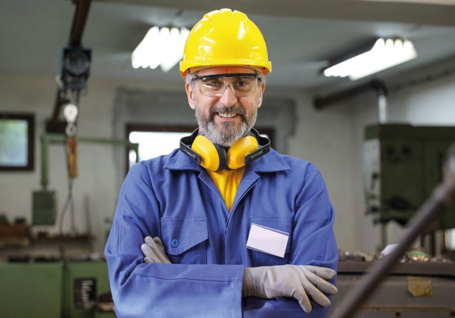 Industriemitarbeiter in einer Fertigungshalle