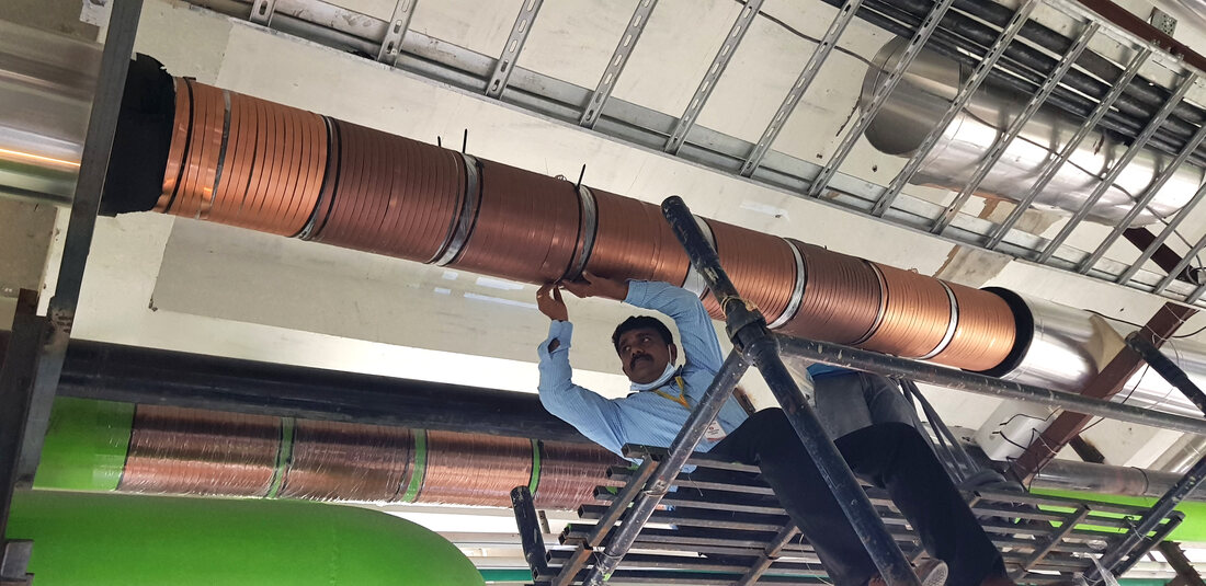 Kupferleitung mit Vulcan-Installation in einer Industriehalle